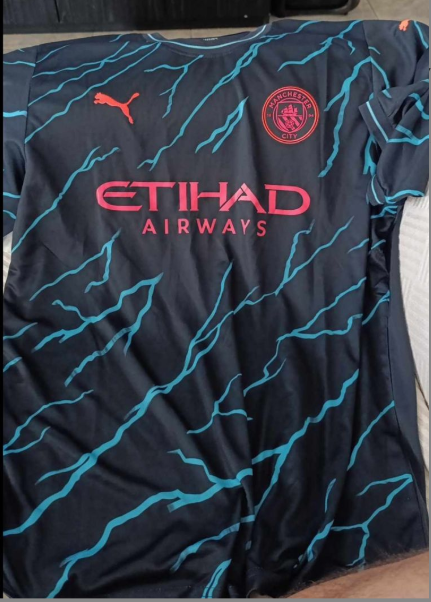 https://www.fotbollbilliga.com/wp-content/uploads/2024/12/Manchester-City-Tredje-Troja-2023-24-Kortarmad.png