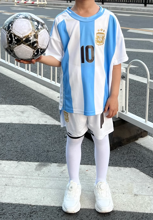 https://www.fotbollbilliga.com/wp-content/uploads/2025/04/Argentina-Fotbollstroja.png