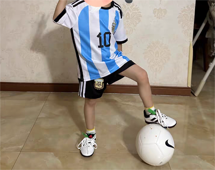 https://www.fotbollbilliga.com/wp-content/uploads/2025/04/Argentina-Hemmatroja-FIFA-World-Cup-Qatar-2022-barn-Kortarmad-Korta-byxor.png