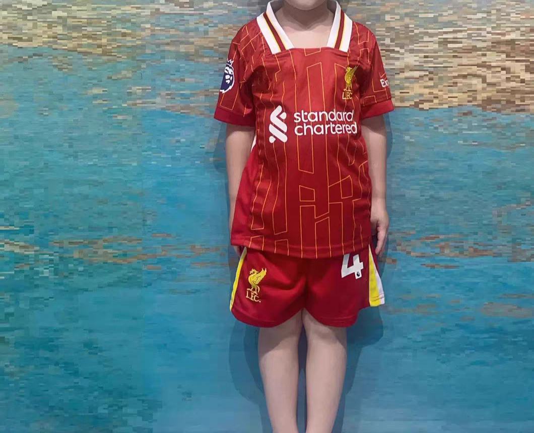 https://www.fotbollbilliga.com/wp-content/uploads/2025/04/Barn-Liverpool-Hemmatroja-2024-25.png