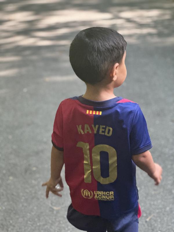 https://www.fotbollbilliga.com/wp-content/uploads/2025/04/Billiga-Fotbollstrojor-Barn-FC-Barcelona-Hemmatroja-202425-Kortarmad-shorts.jpg