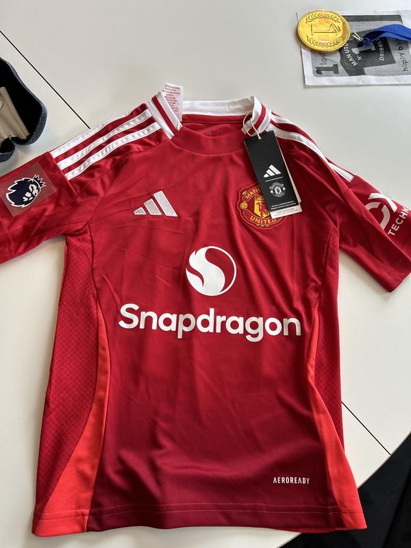 https://www.fotbollbilliga.com/wp-content/uploads/2025/04/Billiga-Fotbollstrojor-Barn-Manchester-United-Hemmatroja-202425.jpg