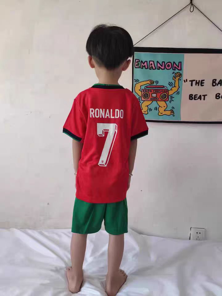 https://www.fotbollbilliga.com/wp-content/uploads/2025/04/Billiga-Fotbollstrojor-Barn-Portugal-EM-2024-Hemma-Troja-Kortarmad-Korta-byxor-Cristiano-Ronaldo-7.jpg