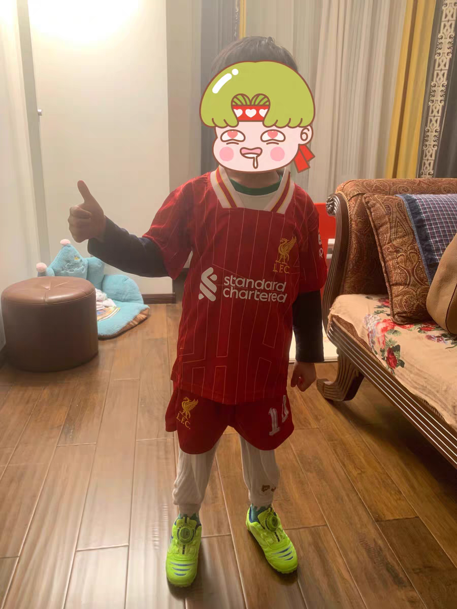 https://www.fotbollbilliga.com/wp-content/uploads/2025/04/Fotbollsklader-Set-Barn-Liverpool-Hemmatroja-2024-25.png
