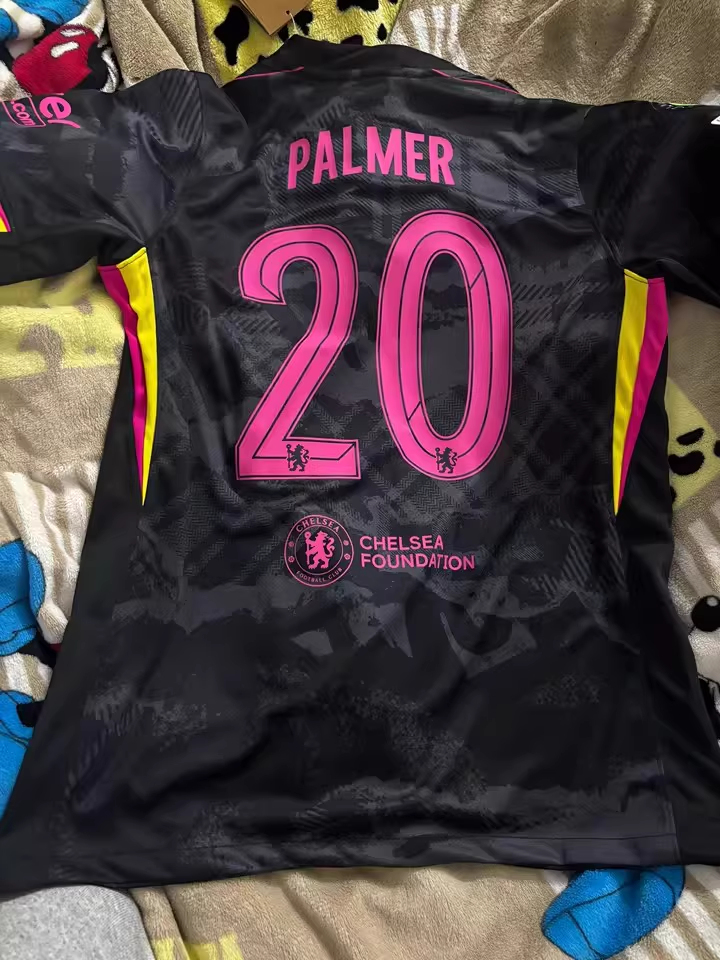 https://www.fotbollbilliga.com/wp-content/uploads/2025/04/Herr-Chelsea-Tredjetroja.png