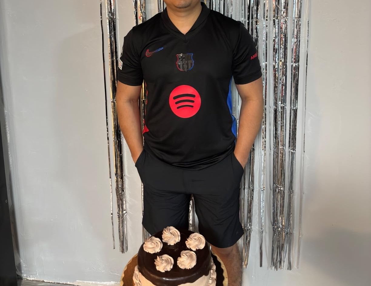 https://www.fotbollbilliga.com/wp-content/uploads/2025/04/Herr-FC-Barcelona-Bortatroja-202425-Kortarmad-Fotbollstroja-med-eget-namn.jpg
