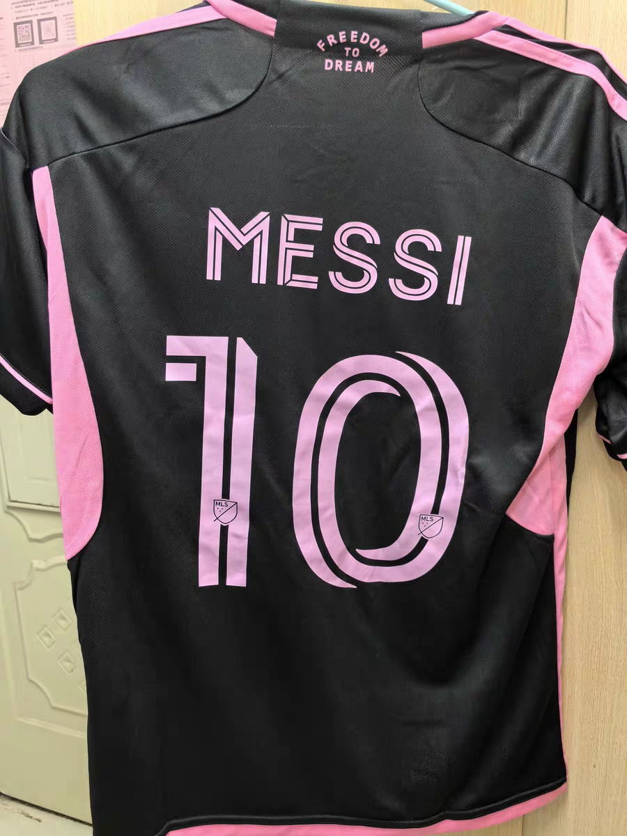 https://www.fotbollbilliga.com/wp-content/uploads/2025/04/Inter-Miami-CF-Bortatroja-2024-25-Kortarmad-Fotbollstrojor-med-tryck-Lionel-Messi-10.png