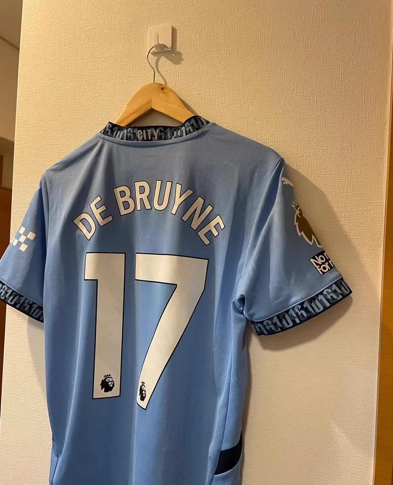 https://www.fotbollbilliga.com/wp-content/uploads/2025/04/Manchester-City-troja-med-tryck.png