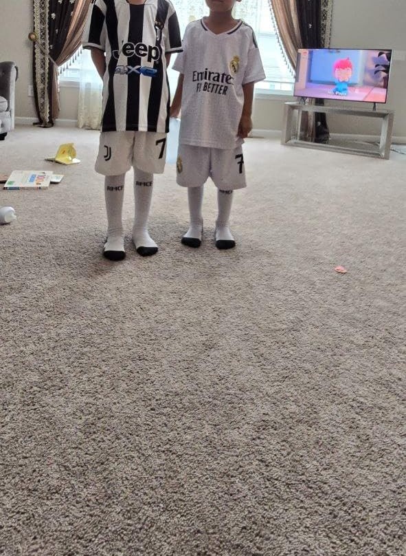https://www.fotbollbilliga.com/wp-content/uploads/2025/04/Real-Madrid-Hemmatroja-202425-troja-med-eget-namn.jpg