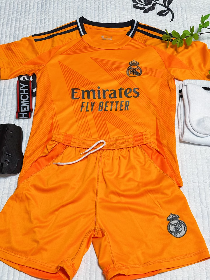 https://www.fotbollbilliga.com/wp-content/uploads/2025/04/Real-Madrid-fotbollstroja-barn.png
