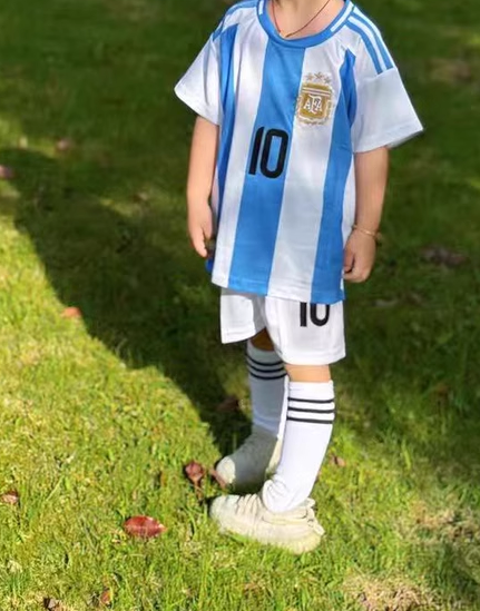https://www.fotbollbilliga.com/wp-content/uploads/2025/05/Argentina-Fotbollstroja.png