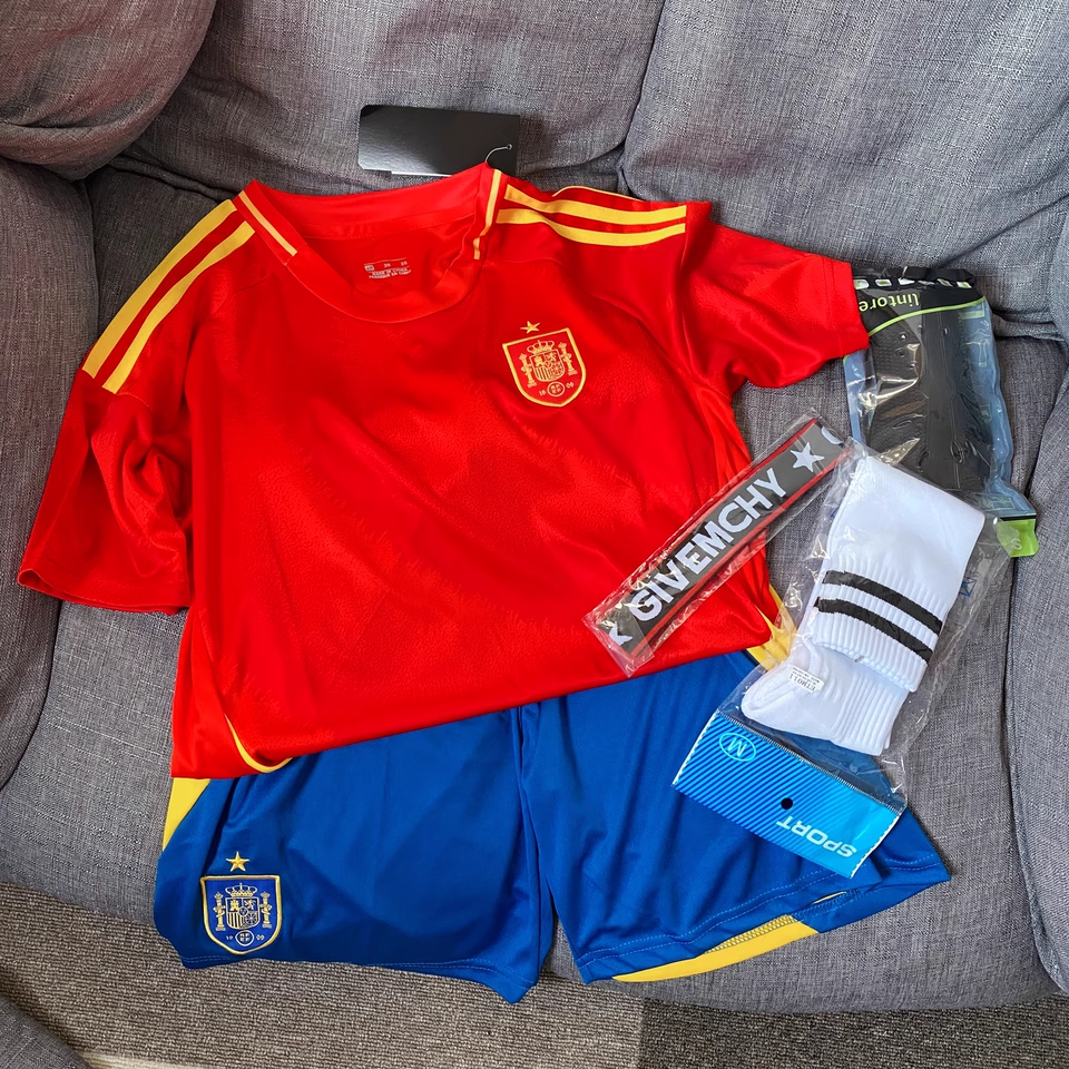 https://www.fotbollbilliga.com/wp-content/uploads/2025/05/Barn-Spanien-troja.png