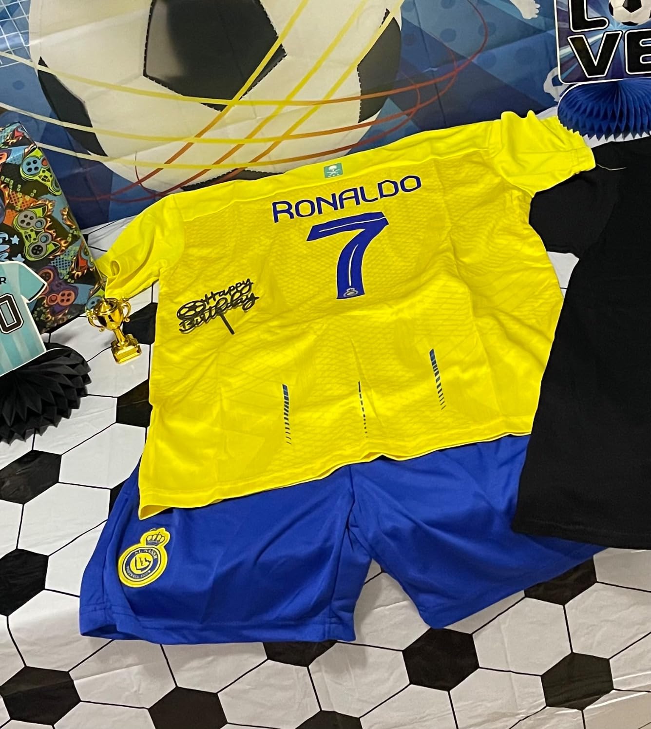 https://www.fotbollbilliga.com/wp-content/uploads/2025/05/Billiga-Fotbollstrojor-Barn-Al-Nassr-Hemmatroja.jpg