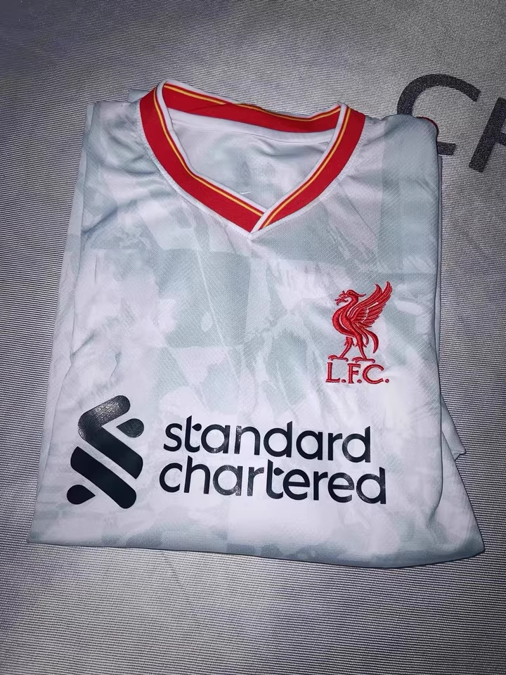 https://www.fotbollbilliga.com/wp-content/uploads/2025/05/Liverpool-Tredjetroja-2024.png
