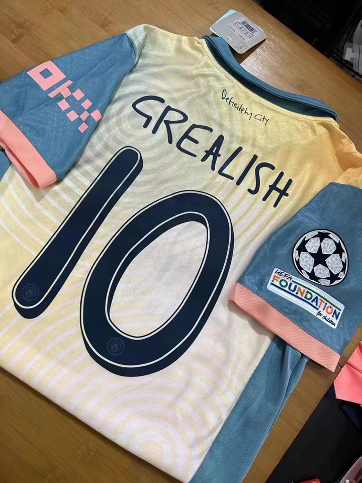https://www.fotbollbilliga.com/wp-content/uploads/2025/05/Manchester-City-Matchtroja.png