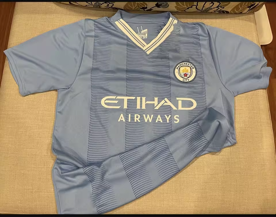 https://www.fotbollbilliga.com/wp-content/uploads/2025/05/Manchester-City-troja.png