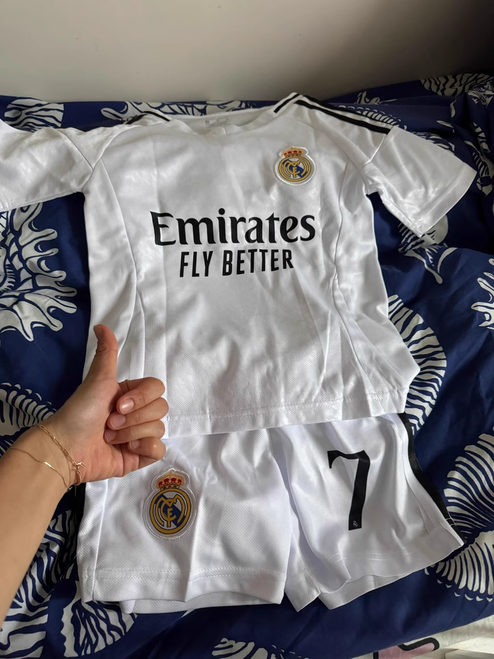https://www.fotbollbilliga.com/wp-content/uploads/2025/05/Real-Madrid-Hemmatroja-2024.png