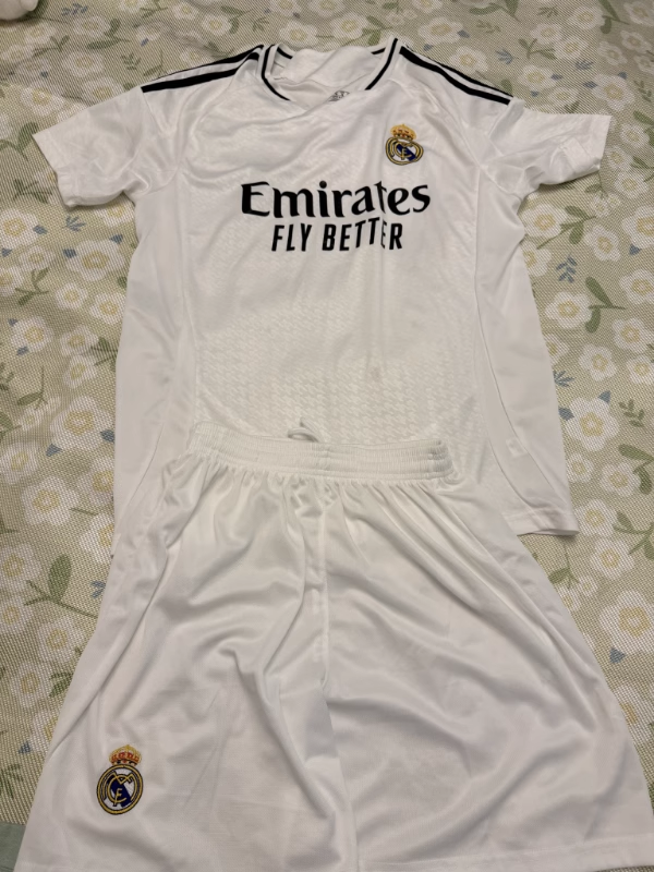 https://www.fotbollbilliga.com/wp-content/uploads/2025/05/Real-Madrid-troja.png