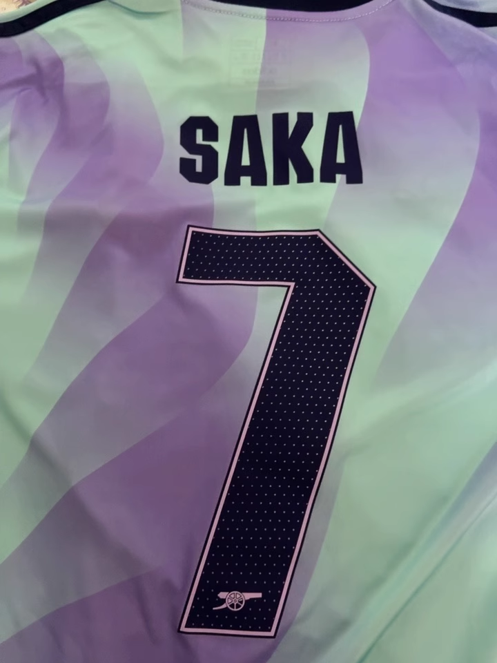 https://www.fotbollbilliga.com/wp-content/uploads/2025/06/Arsenal-Tredjetroja-2025-1.png