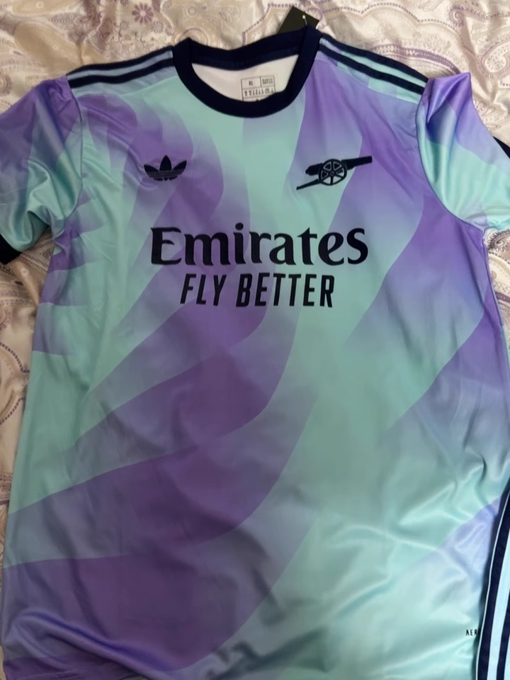 https://www.fotbollbilliga.com/wp-content/uploads/2025/06/Arsenal-Tredjetroja-2025.png