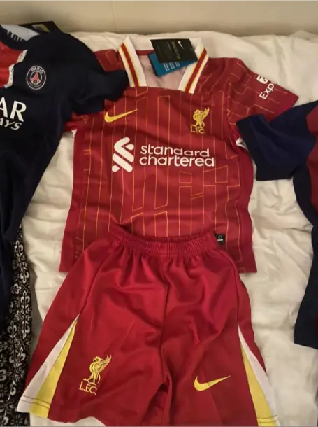 Billiga Fotbollstrojor Barn Liverpool Hemmatroja 2025.webp