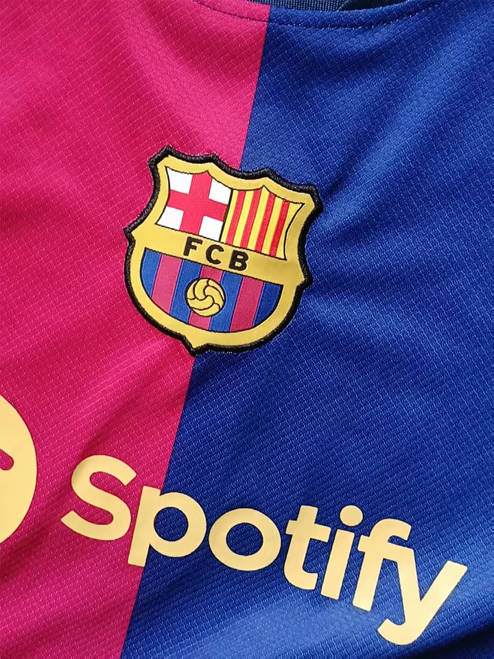 https://www.fotbollbilliga.com/wp-content/uploads/2025/06/FC-Barcelona-Hemmatroja-2025-1.png