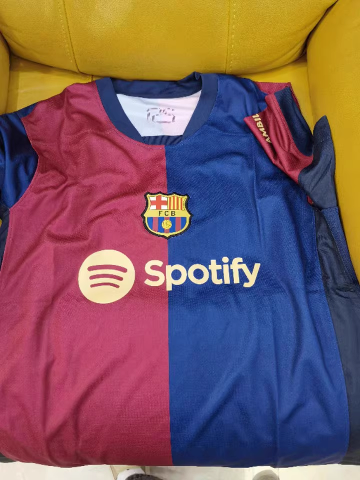 https://www.fotbollbilliga.com/wp-content/uploads/2025/06/FC-Barcelona-troja-2025.png