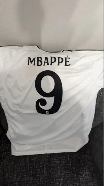 Real Madrid Hemmatroja 2025 Kortarmad.webp