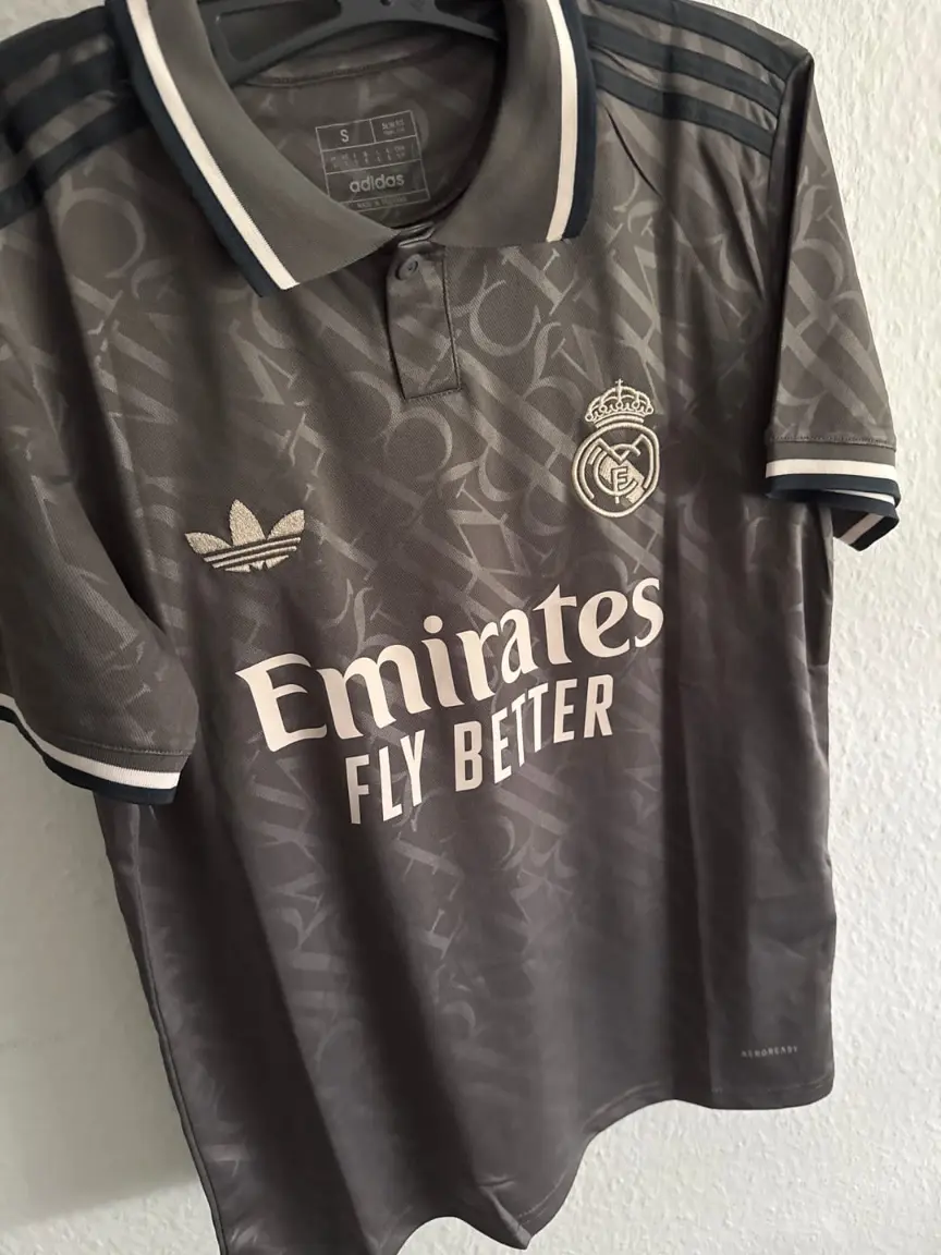 Real Madrid Tredjetroja 2025 Fotbollstrojor for man.webp