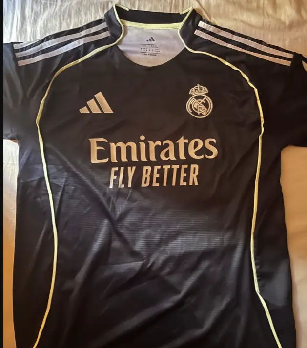Billiga Fotbollstrojor Real Madrid Bortatroja 2025.webp