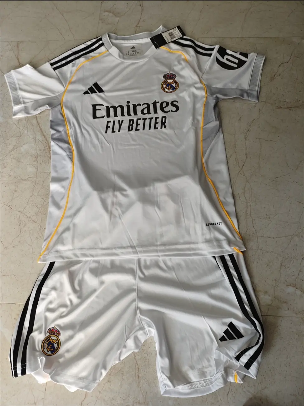 Billiga Fotbollstrojor Barn Real Madrid 2025-26.webp