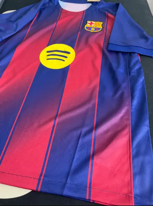 Fotbollstroja-med-namn-Lamine-Yamal-10-FC-Barcelona.webp
