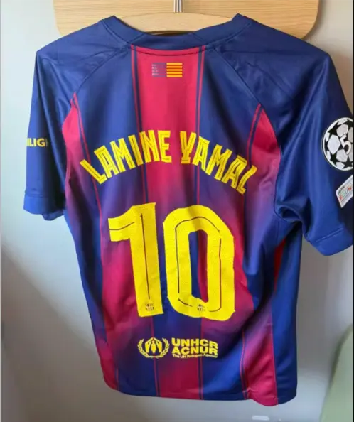 Fotbollstroja med namn Lamine Yamal 10 Barcelona.webp