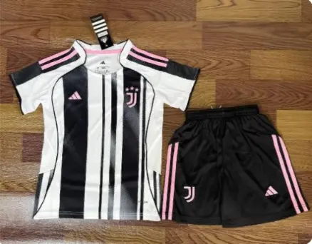 Billiga Fotbollstrojor Barn Juventus Hemmastall 2025-26 Kortarmad Troja Shorts.webp