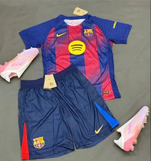 kopa Barcelona Barn Hemmastall 2025-26 Kortarmad Troja Shorts.webp